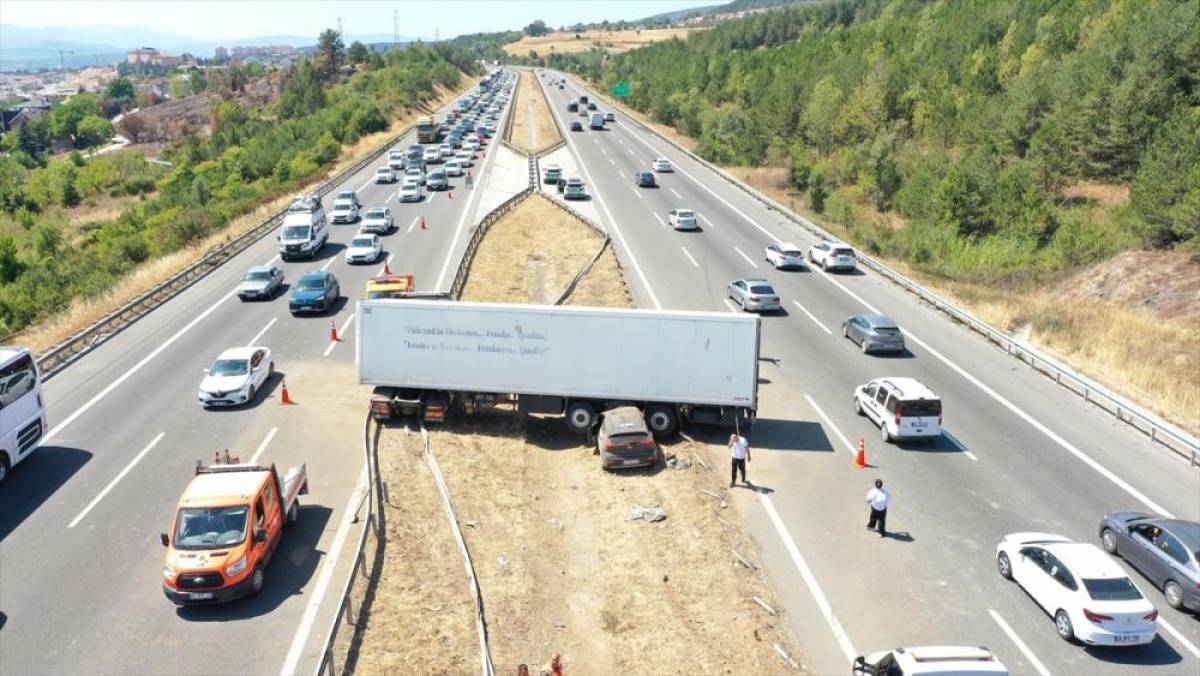 Anadolu Otoyolu'nda lastiği patlayan tıra otomobilin çarptığı kazada 1 kişi yaralandı