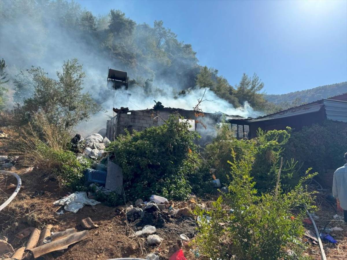 Muğla’da uyuşturucu madde bağımlısı olduğu iddia edilen genç evini ateşe verdi