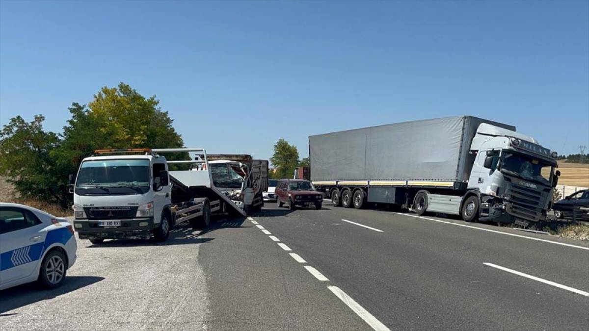 Çankırı'da 2 tır ve bir kamyonun karıştığı kazada 1 kişi yaralandı