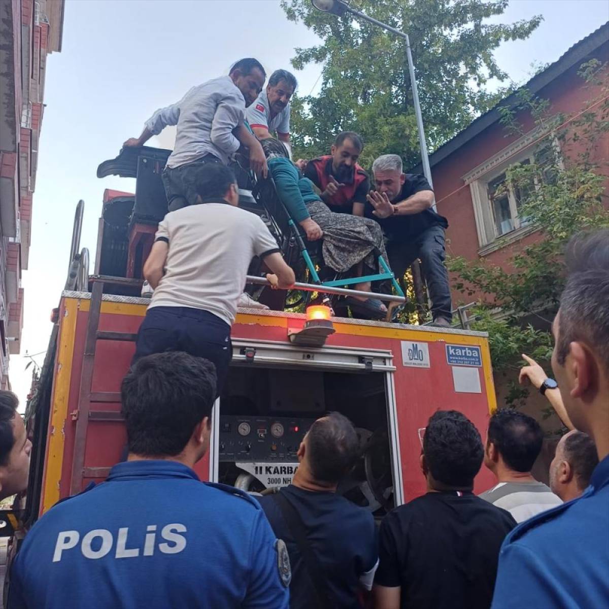 Ağrı'da binada çıkan yangında dumandan etkilenen 15 kişi ekiplerce kurtarıldı