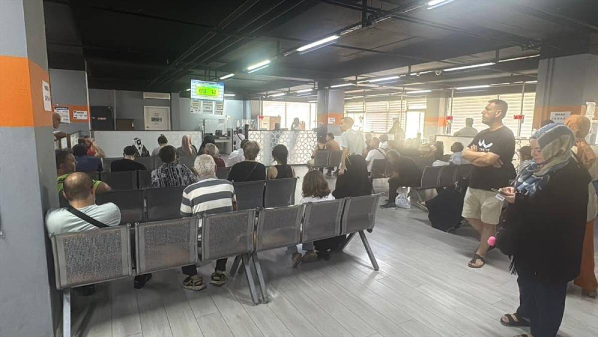 İstanbul'daki nüfus müdürlüklerinde sürücü belgesi yenileme yoğunluğu