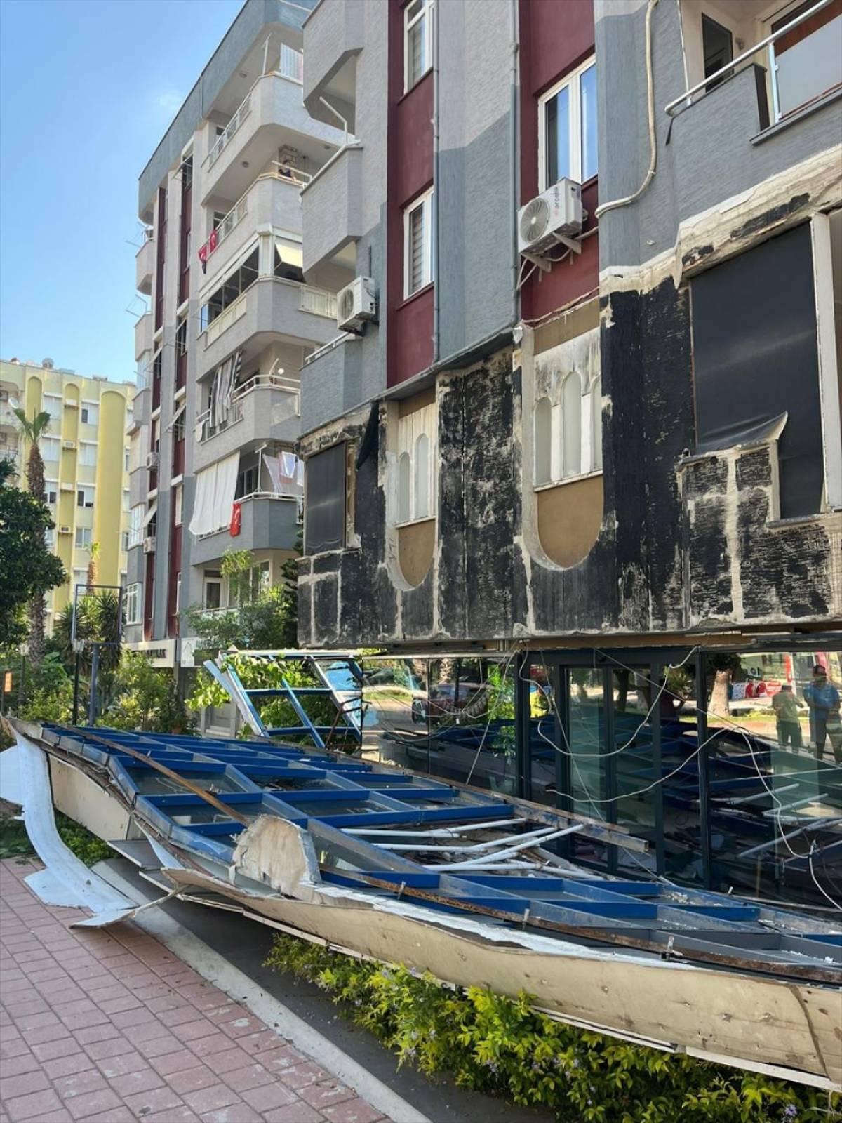 Antalya'da bir apartmanın reklam panolarının bulunduğu dış cephe kaplaması düştü