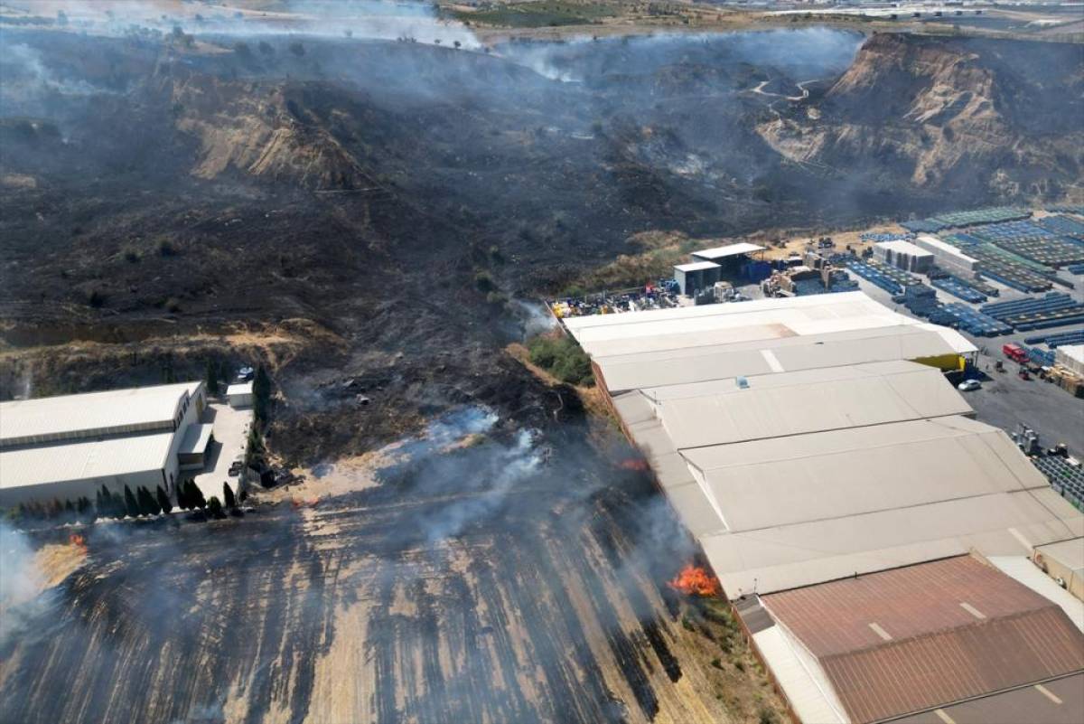 Manisa'da otluk ve makilik alanda çıkan yangın kontrol altına alındı