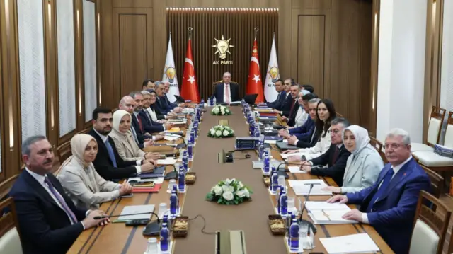 AK Parti&rsquo;de Teşkilat Şoku: 4 İl Başkanı G&ouml;revden Alındı, 10 B&uuml;y&uuml;kşehir İ&ccedil;in Değişim Bekleniyor