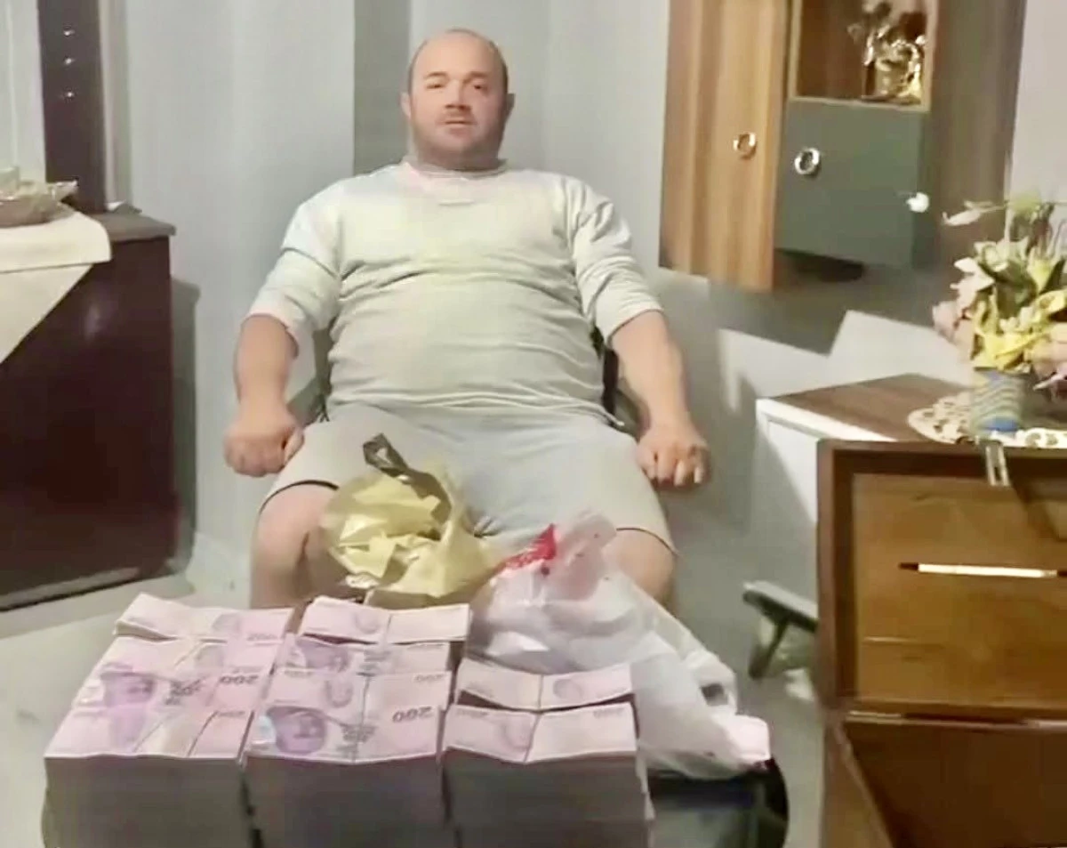Balya Balya Para G&ouml;steren Besici Sosyal Medyada G&uuml;ndem Oldu: &ldquo;Hayvancılıkta Para Yok Diyenler Bu İşi Yapmasın&rdquo;