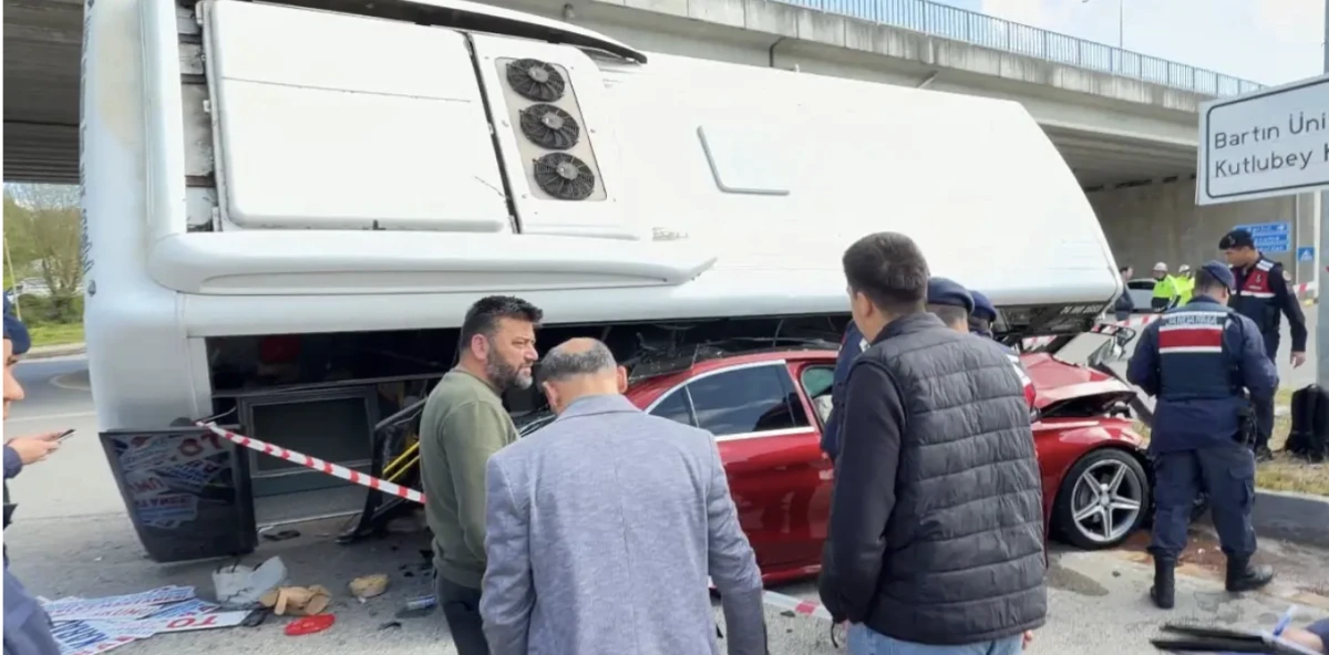 Bartın&rsquo;da &Ouml;ğrencileri Taşıyan Otob&uuml;s Devrildi: &Ccedil;ok Sayıda Yaralı Var!