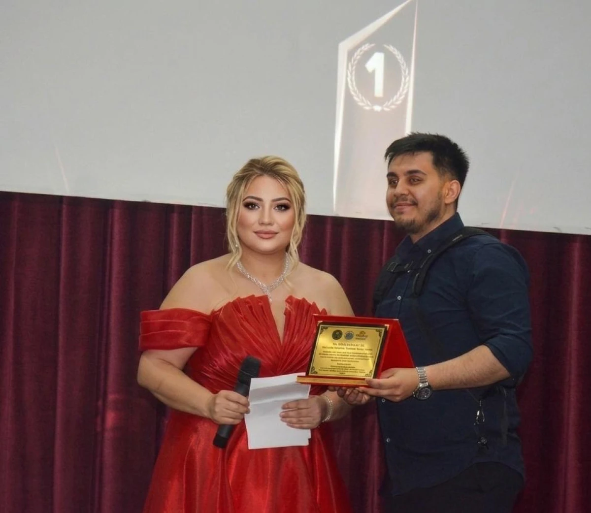 BAŞARININ GİZLİ KAHRAMANLARI: EKİP RUHUYLA YAZILAN BİR İZMİR HİKAYESİ