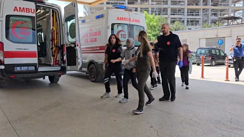 Bursa İneg&ouml;l'de 28 &Ouml;ğrenci &Ccedil;iğ K&ouml;fte Zehirlenmesi! İndirimli &Uuml;r&uuml;n Hastanelik Etti
