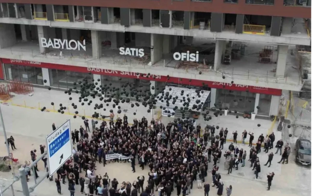 Bursa’da 3 bin 500 aile, inşaatı durdurulan şantiye önünde gökyüzüne binlerce siyah balon bıraktı