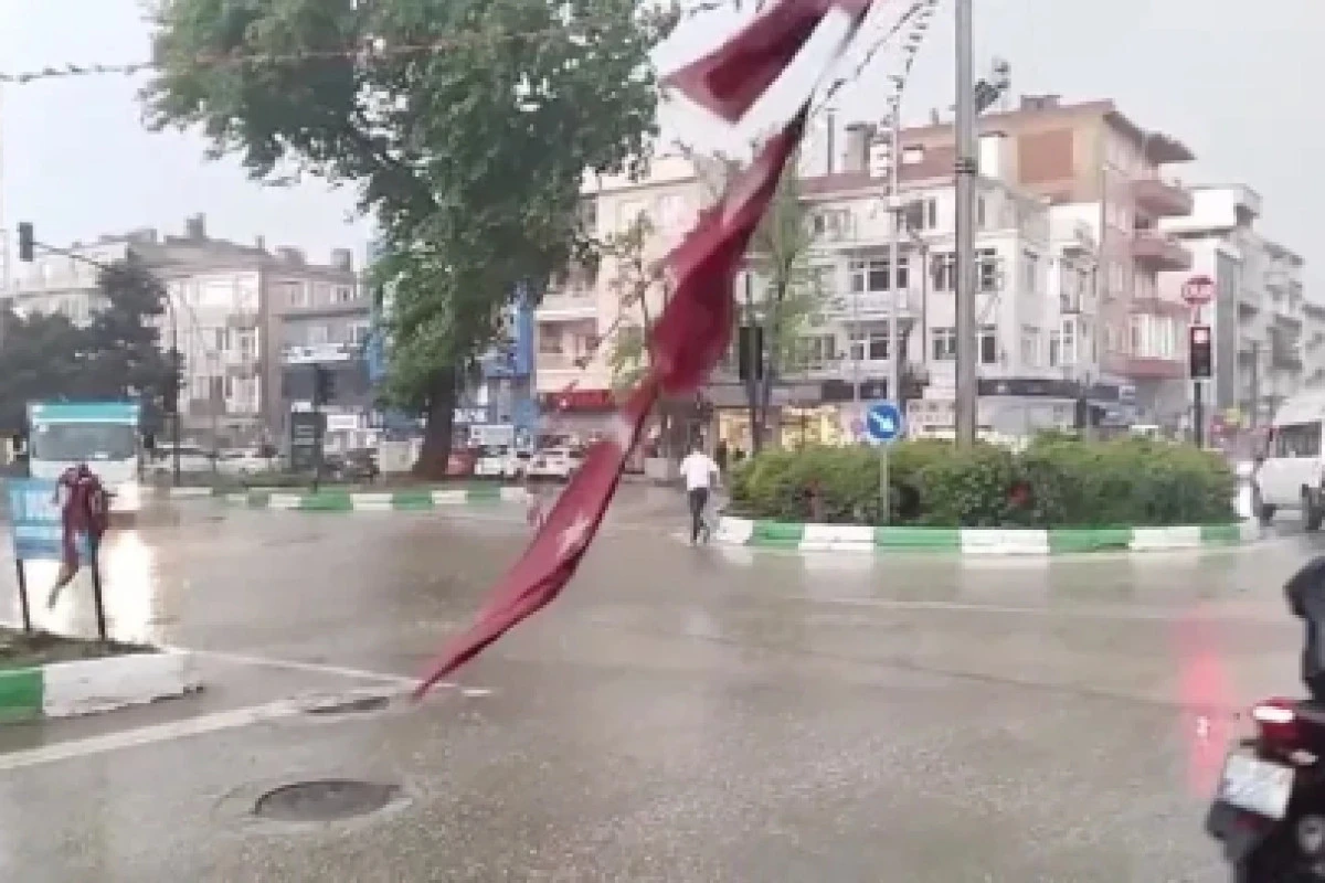 Bursa'yı yağmur ve dolu etkiledi: Vatandaşlardan bayrağa duyarlı davranış