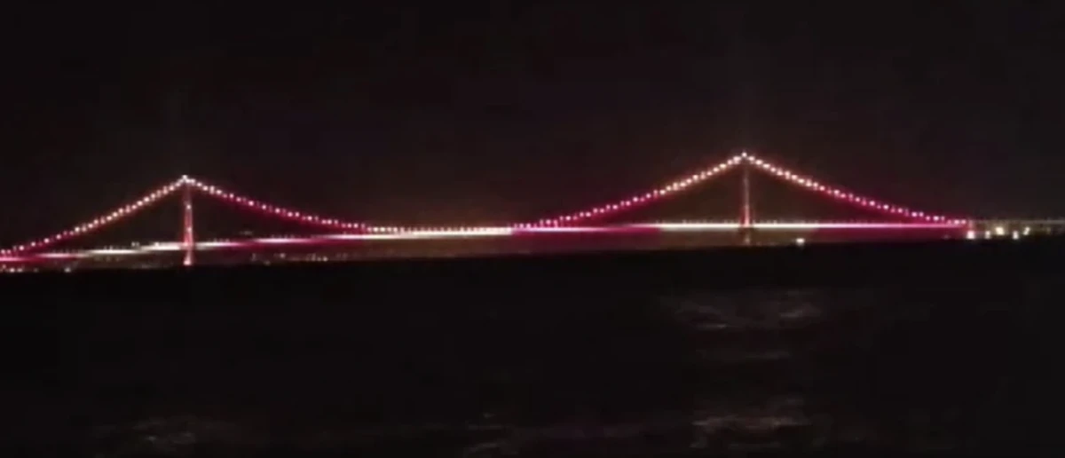 Çanakkale Köprüsü sarı-kırmızı renklere ışıklandırıldı