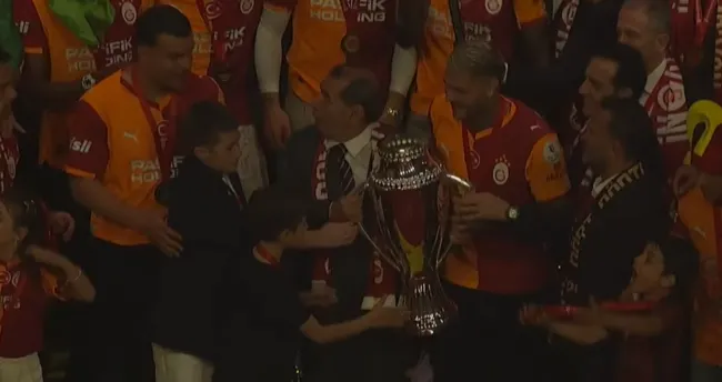 CANLI | Galatasaray Şampiyonluk Kutlamaları! Cimbom 26. Kez Kupaya Kavuştu
