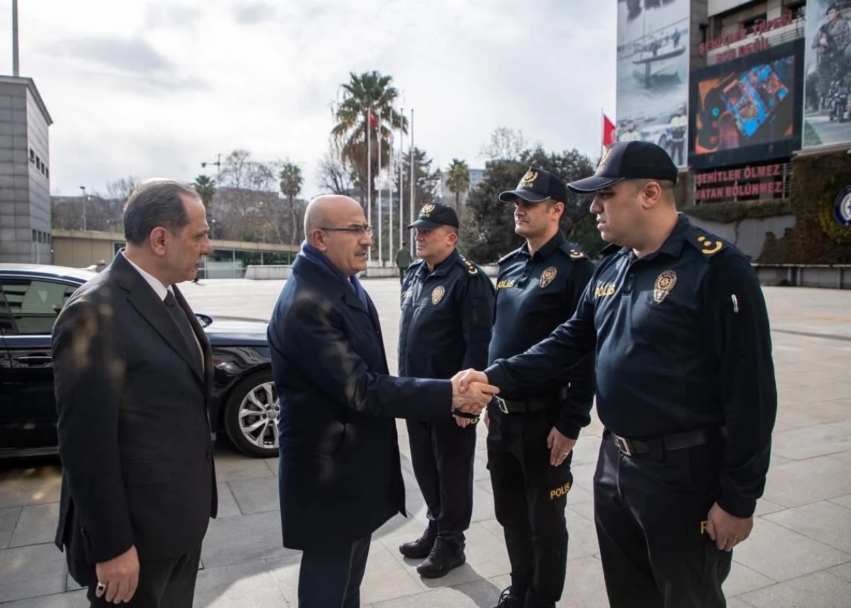 Emniyet Genel M&uuml;d&uuml;r&uuml; Mahmut Demirtaş&rsquo;tan İstanbul İl Emniyet M&uuml;d&uuml;r&uuml; Selami Yıldız&rsquo;a S&uuml;rpriz Ziyaret: G&uuml;venlikte Yeni D&ouml;nem Mi?