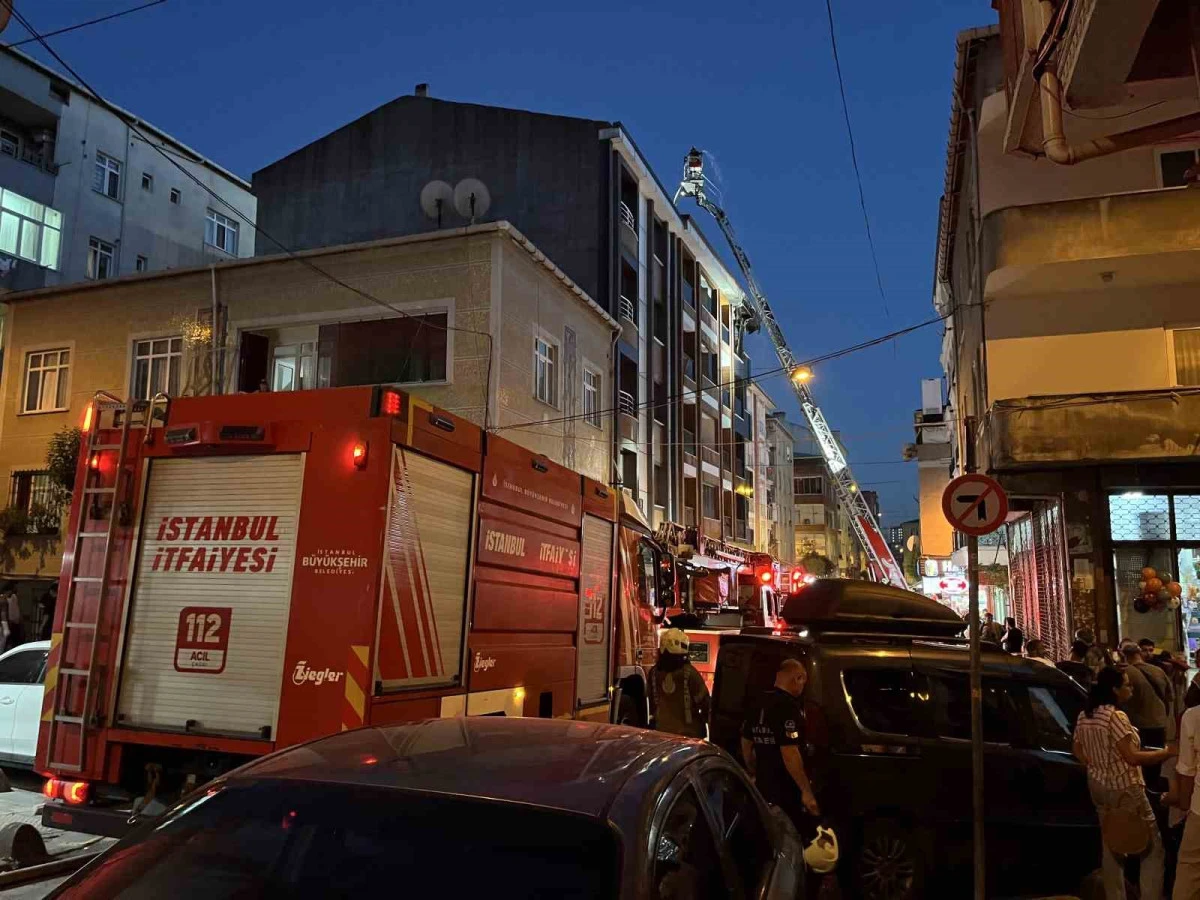 Esenler&rsquo;de bir binada &ccedil;ıkan yangın &ccedil;atıya sirayet etti