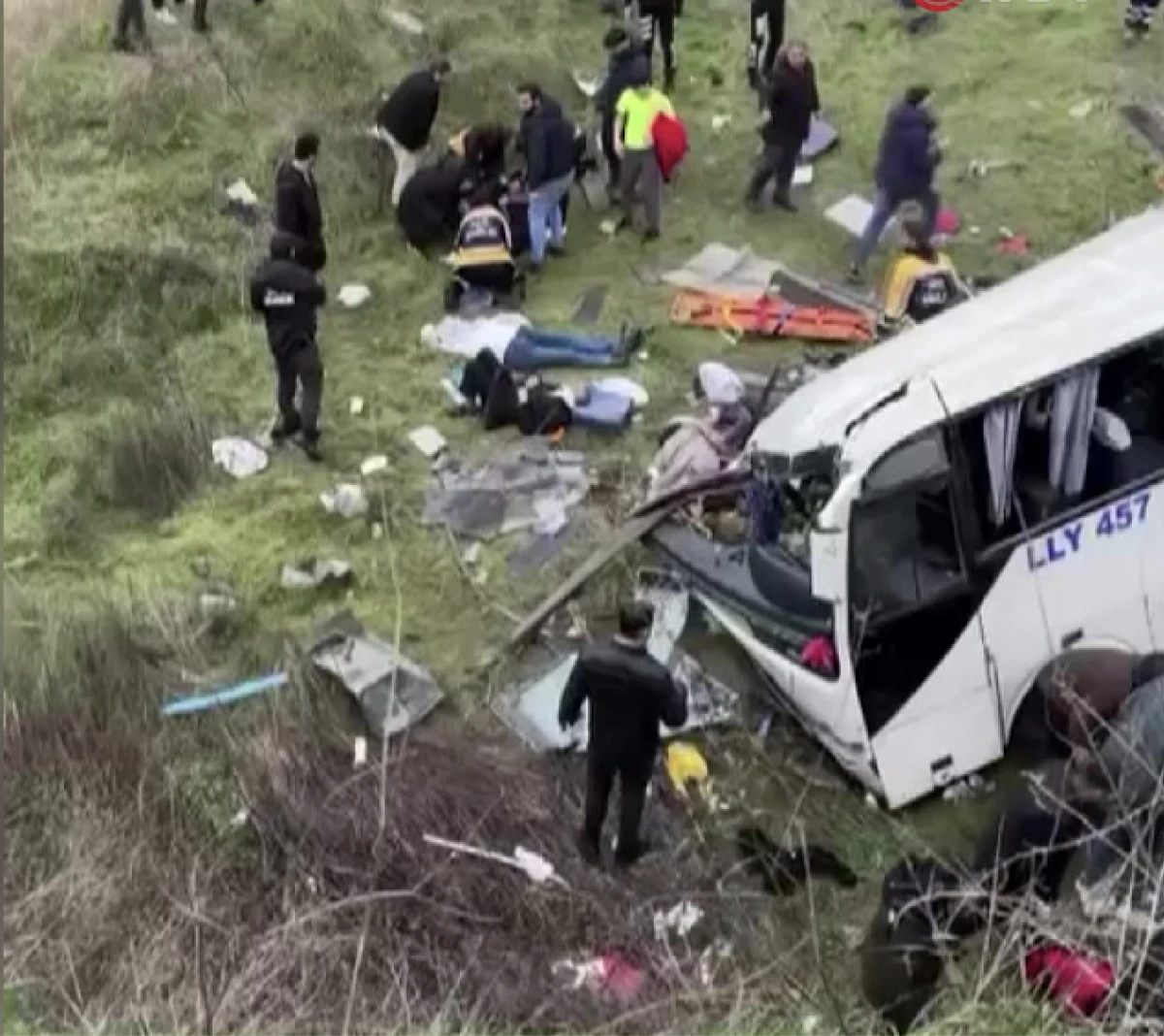 Esenyurt'ta Servis Minib&uuml;s&uuml; Şarampole Yuvarlandı: 4 &Ouml;l&uuml;, 9 Yaralı!