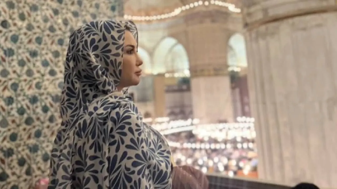 Esra Ezmeci baş&ouml;rt&uuml;l&uuml; paylaşımına Sosyal medya ikiye b&ouml;l&uuml;nd&uuml;