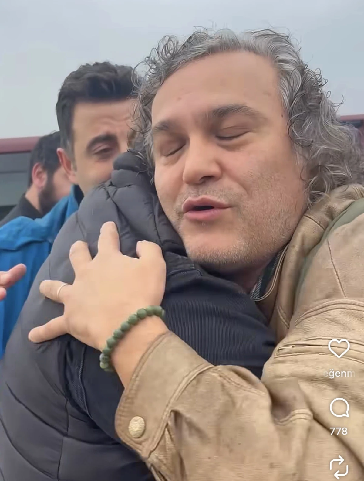 Geniş Aile Ulvi’si Bülent Çolak’a Gözyaşlı Veda: Oyuncu Dostları Havaalanında “Elveda Bülent” Diye Uğurladı