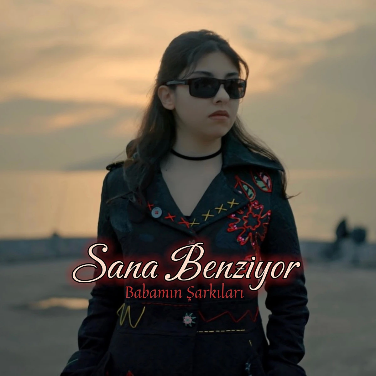 G&ouml;zde Dekeli &lsquo;Sana Benziyor&rsquo; ile M&uuml;zik D&uuml;nyasını Fethetti: Hamza Dekeli&rsquo;nin Kızı Zirveye Oturdu!