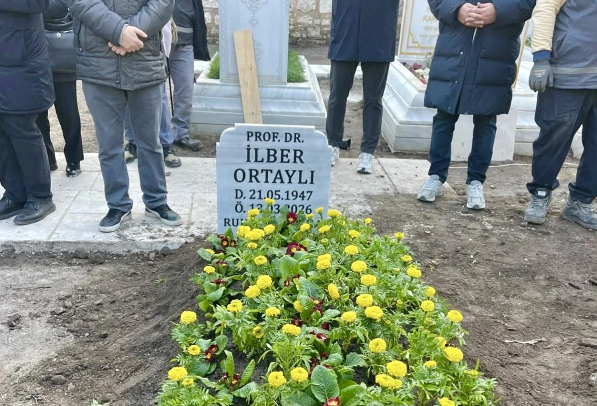 İlber Ortaylı Bug&uuml;n Fatih Camii Haziresi&rsquo;nde Toprağa Verildi &ndash; Binlerce Seveni G&ouml;zyaşlarıyla Uğurladı