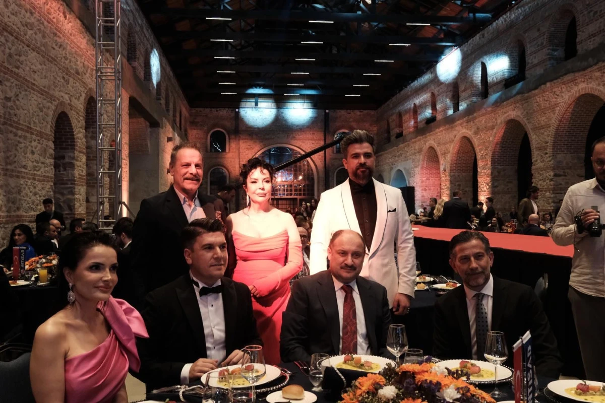 İŞ - SANAT DÜNYASI BİR ARAYA GELDİ... 