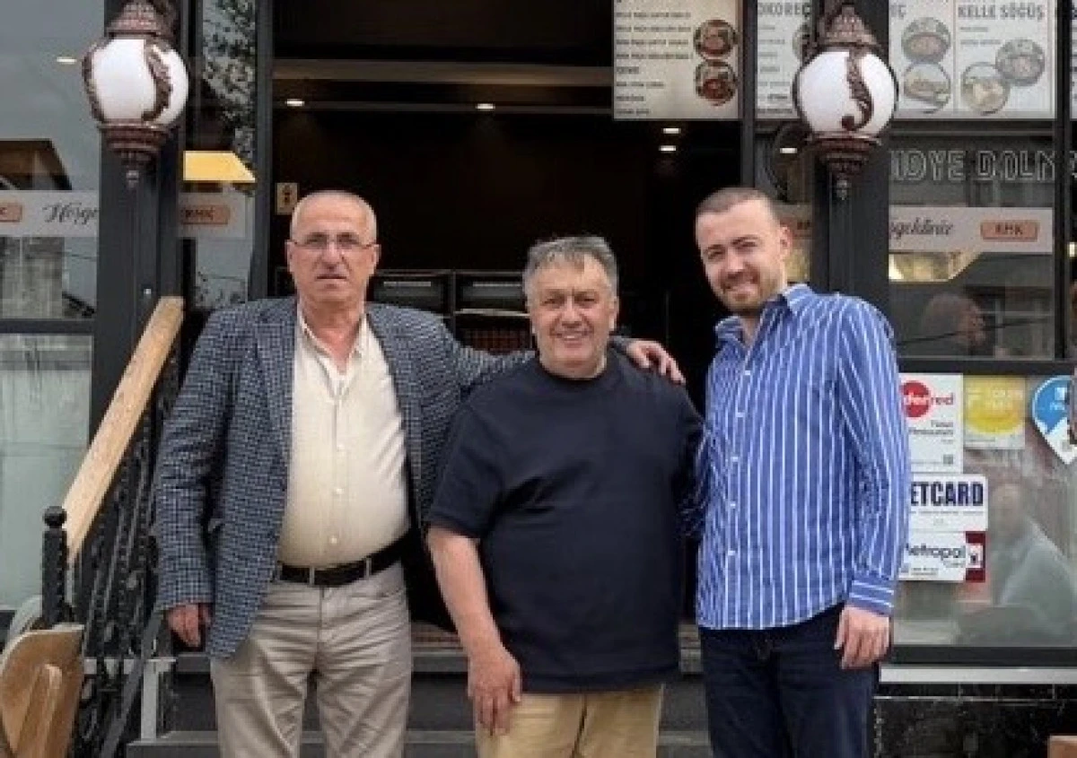 İsmail T&uuml;r&uuml;t&rsquo;ten İzmir Kuzu Kokore&ccedil; Ziyareti! &Uuml;nl&uuml; Sanat&ccedil;ıdan Restorana Teşekk&uuml;r