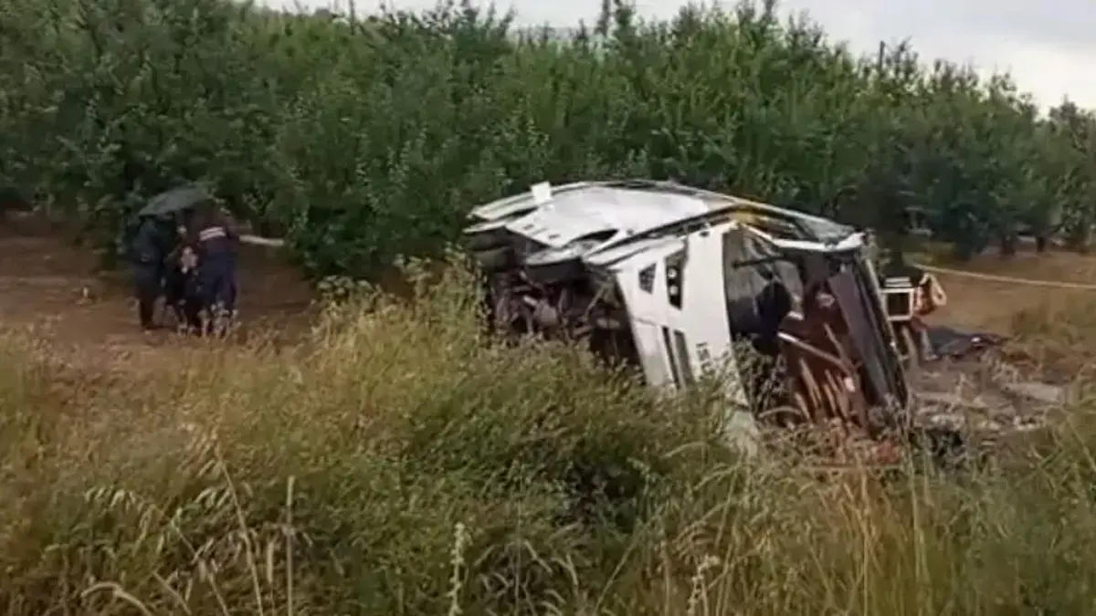Isparta tur minib&uuml;s&uuml; şarampole yuvarlandı: 5 &ouml;l&uuml;, 26 yaralı