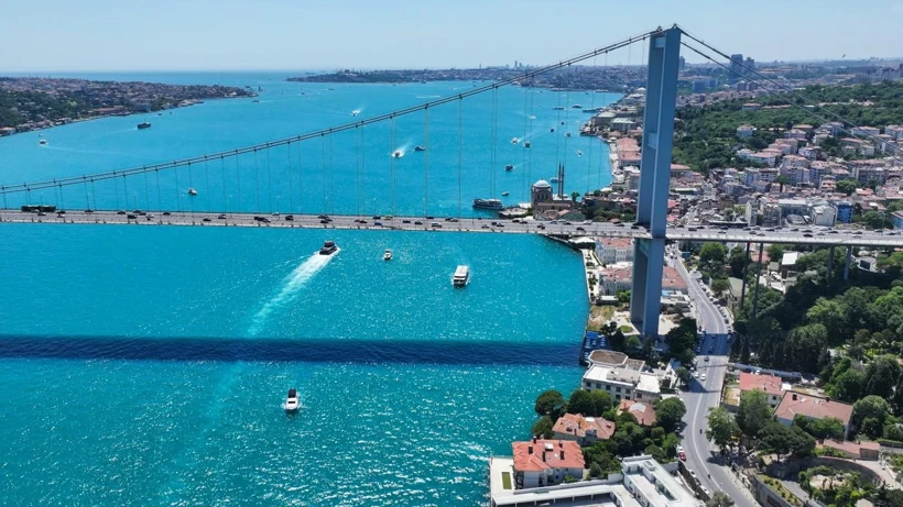 İstanbul Boğazı Turkuaz Renge B&uuml;r&uuml;nd&uuml;! G&ouml;z Kamaştıran Manzara Havadan G&ouml;r&uuml;nt&uuml;lendi