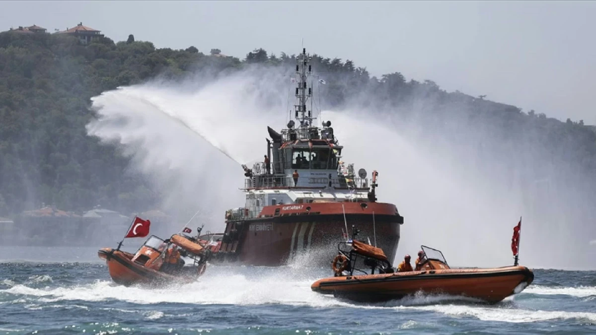 İstanbul Boğazı’nda Tekne Arızası Paniği: 14 Kişi Kurtarma Operasyonuyla Güvende 