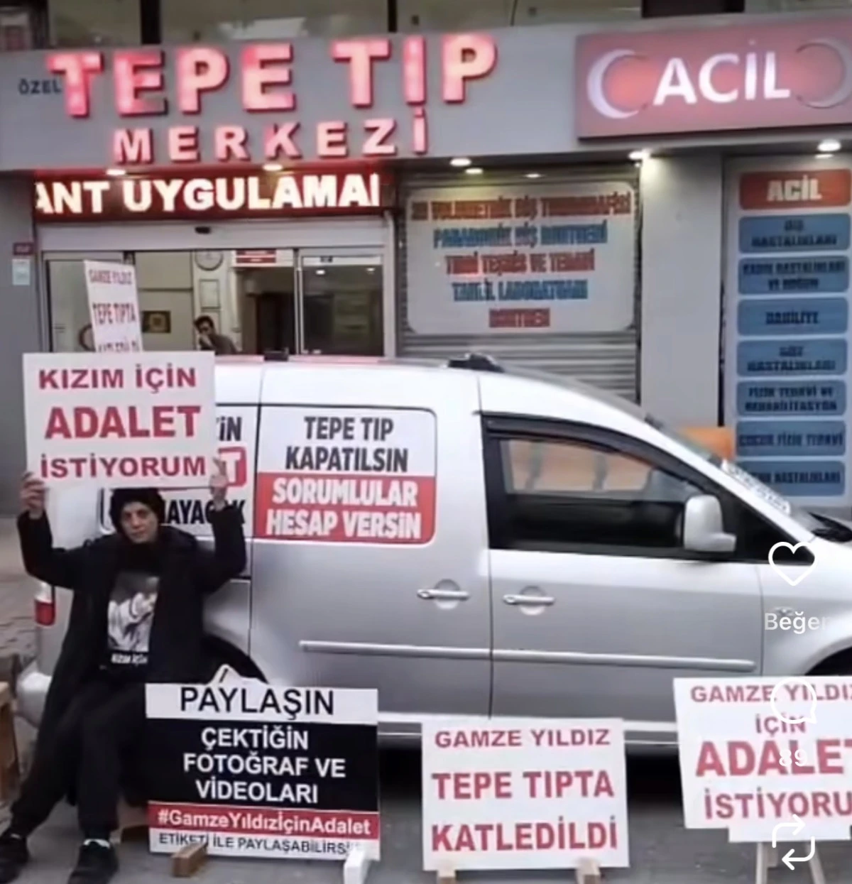 İstanbul &Uuml;mraniye Tepe Tıp Merkezi &Ouml;n&uuml;nde Acılı Anne Eylemi: &ldquo;Evladım Bu Poliklinikte &Ouml;ld&uuml;&rdquo;