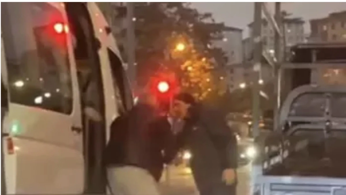 İstanbul Ümraniye’de Şok Eden Trafik Kavgası: Servis Şoförü Kağıt Toplayıcıya Yumruk Attı, O Anlar Kamerada!