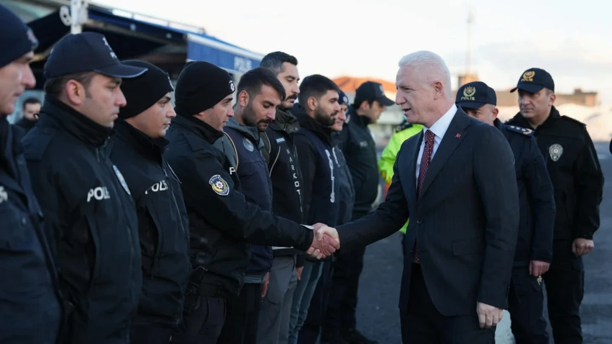 İstanbul Valisi Davut G&uuml;l &Ccedil;amlıca Gişeler&rsquo;de Yılbaşı Denetimi Yaptı: G&uuml;venlik ve Halkla Buluşma