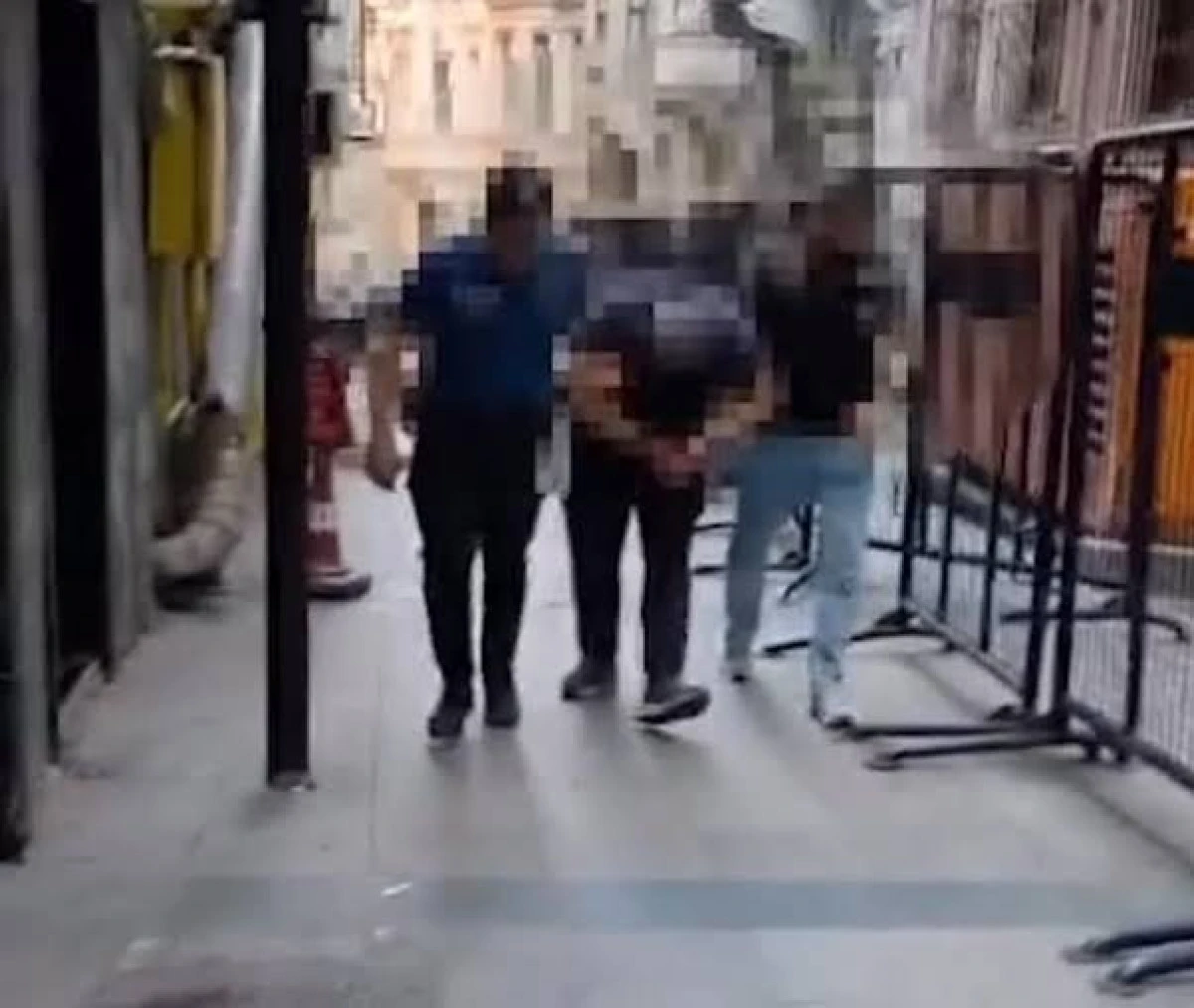 İstanbul'da turistten taksimetre a&ccedil;mayıp haksız &uuml;cret isteyen taksiciye para cezası
