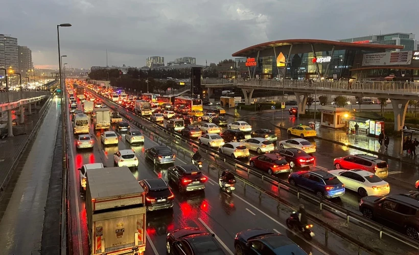 İstanbul’da yağmur başladı, trafikte yoğunluk oluştu