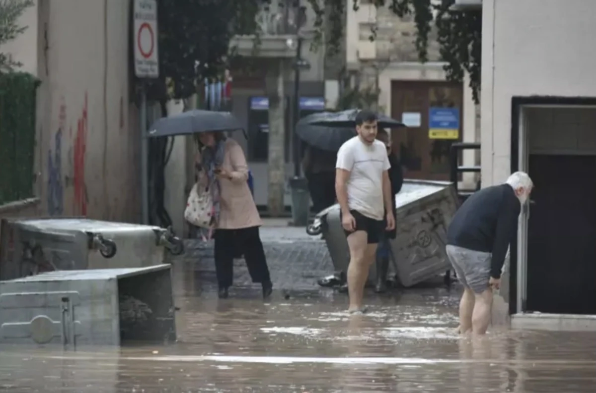 İzmir Foça’da Sel Felaketi: Baskın Sonrası 1 Kişi Kayıp, 70 Yaşındaki Bülent Kaptanoğlu Aramaları Sürüyor 