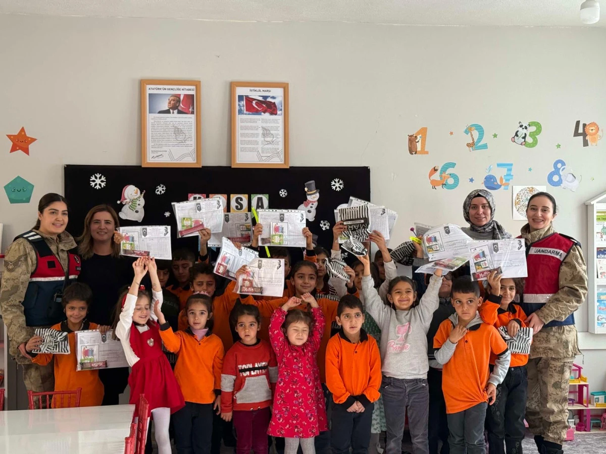 Jandarmadan &Ouml;ğrencilere Anlamlı Ziyaret; Hem Eğitim Hem Hediye.