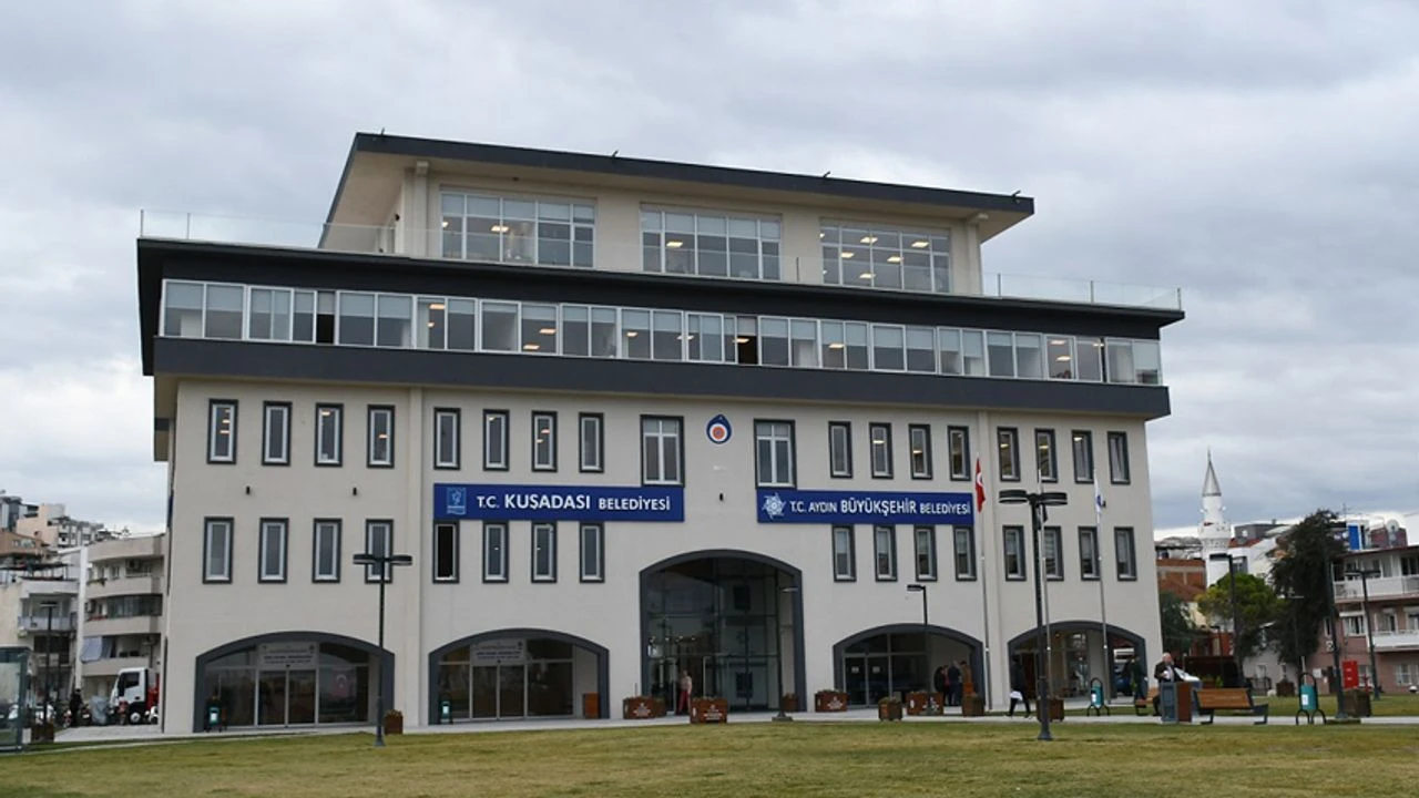 Kuşadası Belediyesi'nde Kahve Deryası Skandalı: Ruhsat İptali, Usulsüzlükler ve Mührün Yırtılması!
