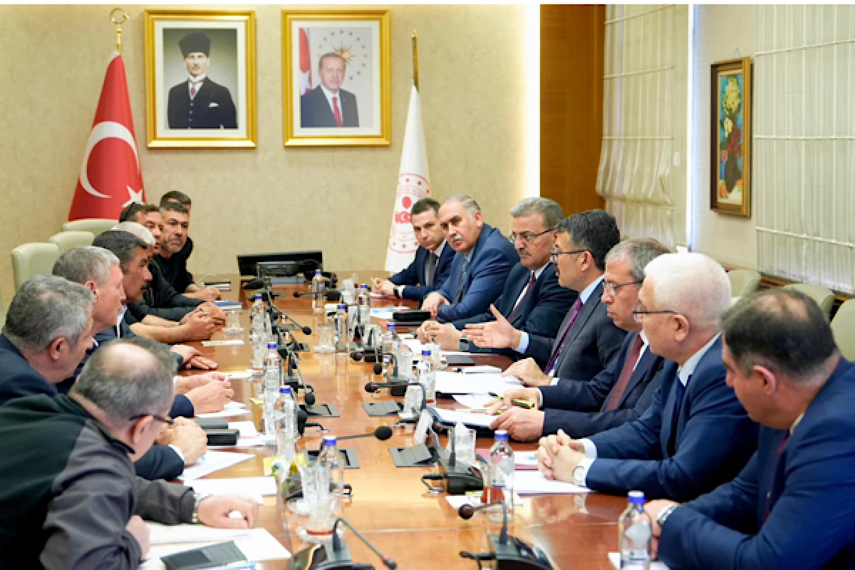 Maden İş&ccedil;ileri Bakanlarla G&ouml;r&uuml;şt&uuml;, Eylem Sonlandırıldı! Madenciler Mutlu Ayrılıyor