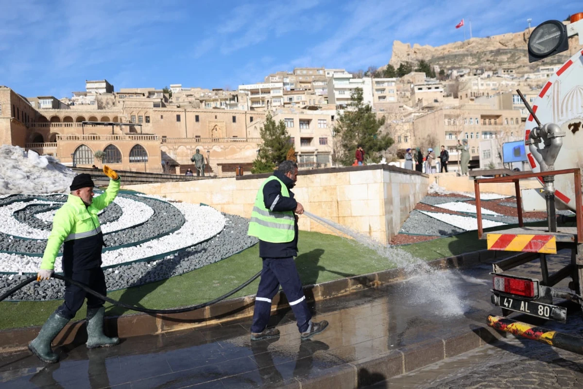 Mardin B&uuml;y&uuml;kşehir &ccedil;alışıyor: Tarihi 1. Cadde&rsquo;de Kar Sonrası Temizlik ve Yenileme &Ccedil;alışması