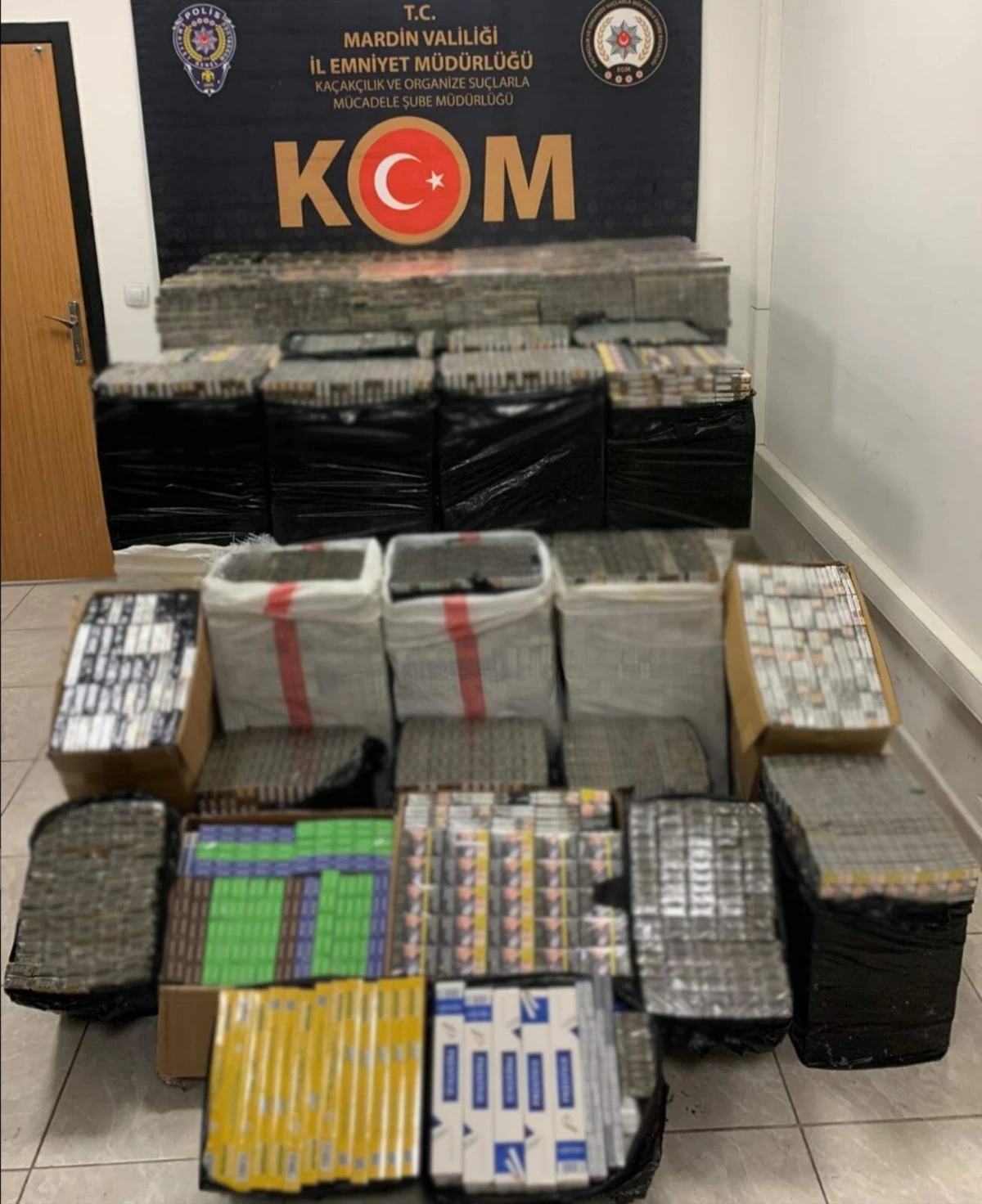 Mardin Emniyetinden Ka&ccedil;ak&ccedil;ılara B&uuml;y&uuml;k Darbe: Y&uuml;kl&uuml; Miktarda Ka&ccedil;ak Sigara Ele Ge&ccedil;irildi.