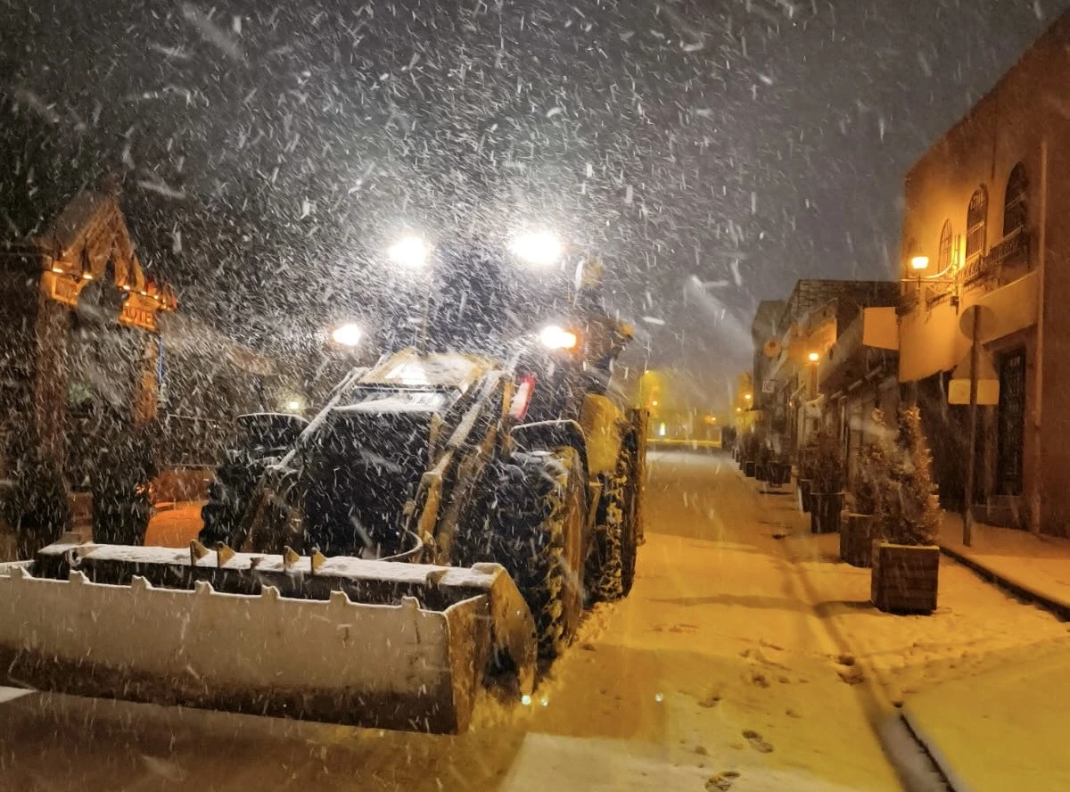 Mardin&rsquo;de Yoğun Kar Yağışı Alarmı: Mardin B&uuml;y&uuml;kşehir Belediye Başkanlığı Ekipleri Gece Boyu Kara M&uuml;cadele Etti!