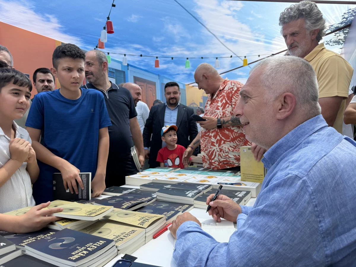 Metin K&uuml;ll&uuml;nk&rsquo;ten Yoğun Katılımlı İmza G&uuml;n&uuml;