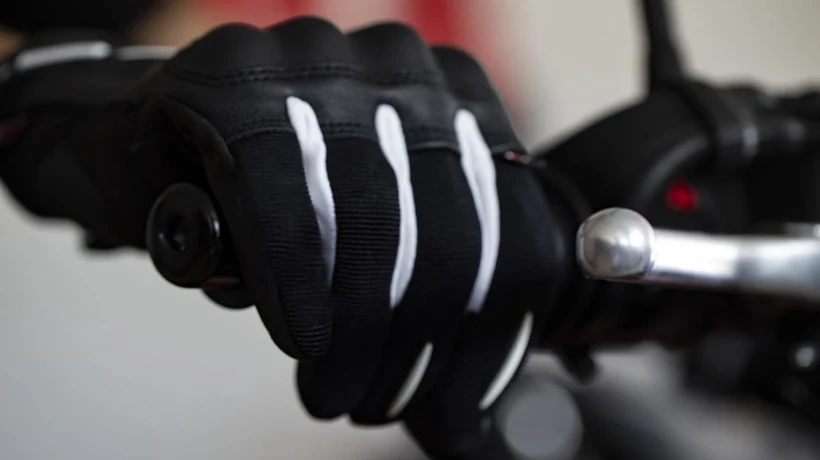 Motosiklet Sürücüleri İçin Şok Etki: Koruyucu Eldiven Zorunluluğu Geldi, Cezalar Kapıda!