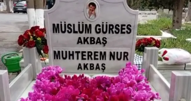 M&uuml;sl&uuml;m G&uuml;rses 13. &Ouml;l&uuml;m Yıld&ouml;n&uuml;m&uuml;nde Mezarında Anılıyor: Hayranları Zincirlikuyu Mezarlığını &Ccedil;i&ccedil;ek Bah&ccedil;esine D&ouml;n&uuml;şt&uuml;rd&uuml;!