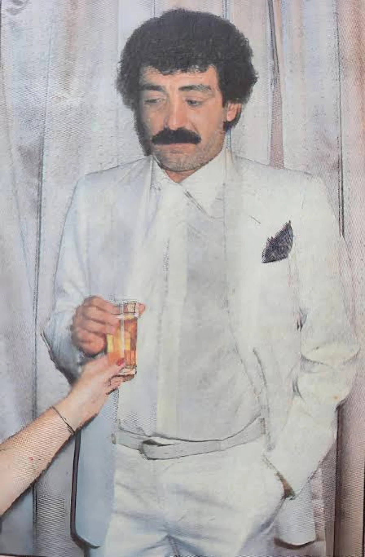 M&uuml;sl&uuml;m G&uuml;rses Alkol kullanmıyor: Hayranlarından Net Yalanlama ve Ihlamur &Ccedil;ayı Ger&ccedil;eği