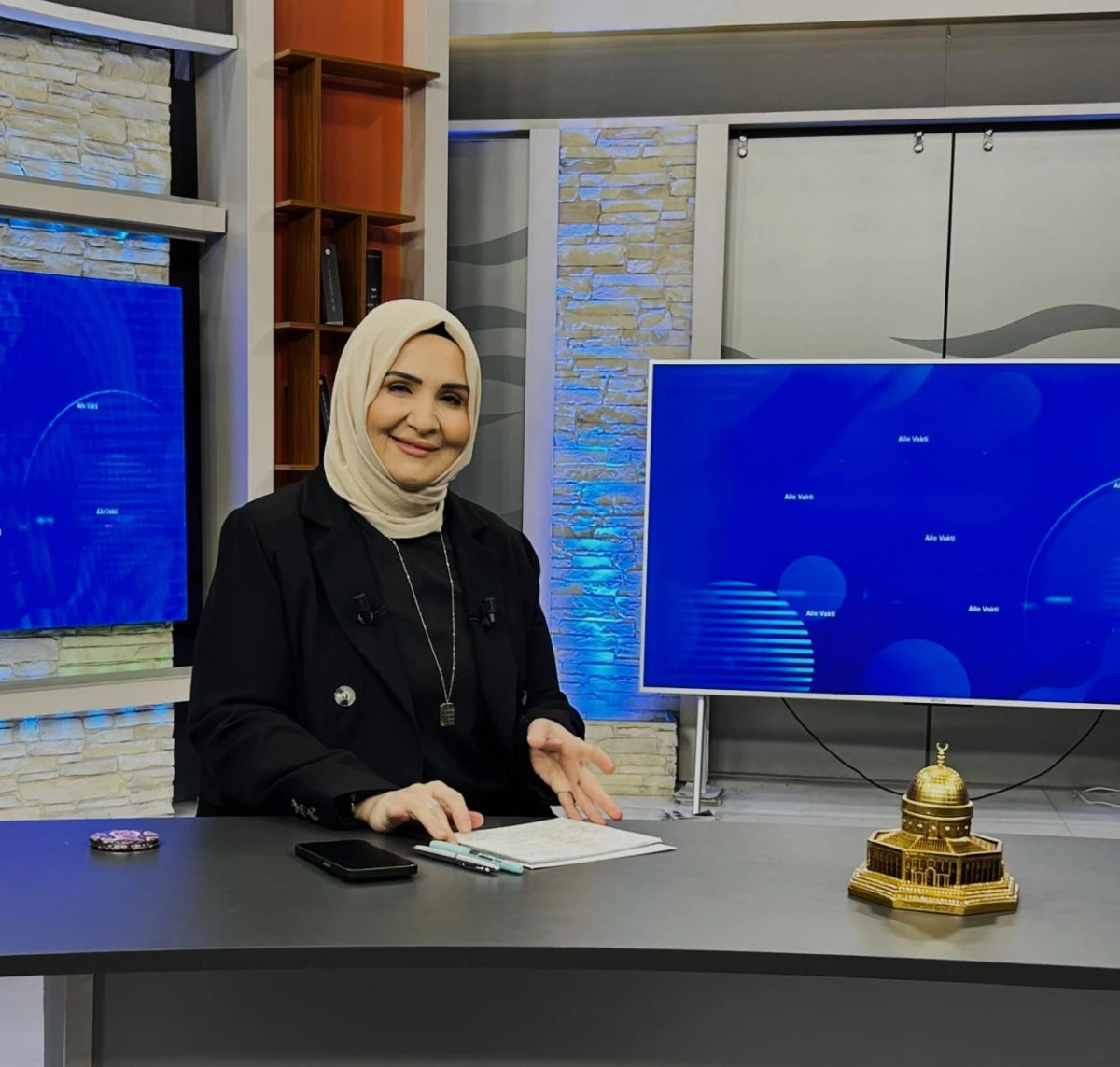 Örtüşen İzler Sergisi: Ayşenur Şaylan’ın Anılarla Dolu Kadın Portreleri Dolmabahçe Sarayı’nda Hayat Buluyor