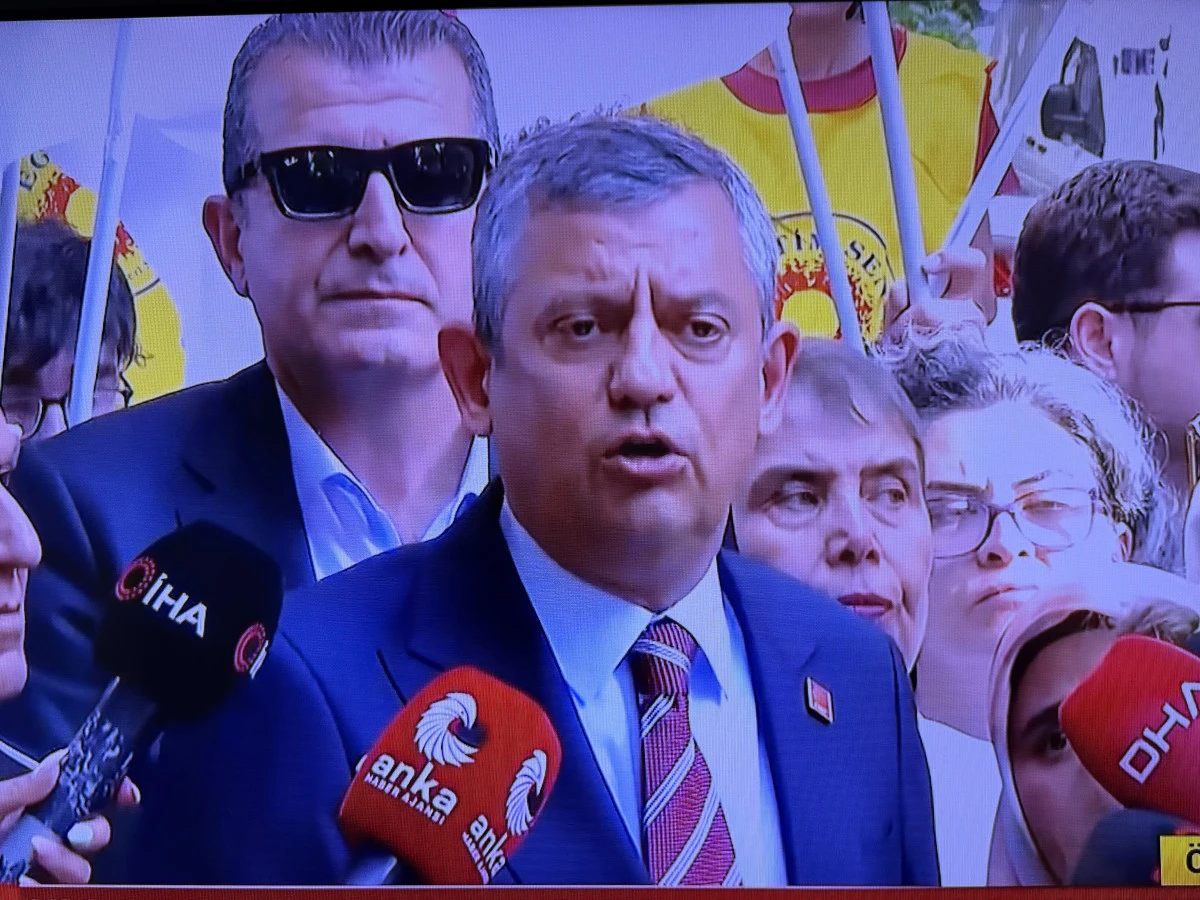 &Ouml;ZG&Uuml;R &Ouml;ZEL'DEN ANKARA'DAKİ &Ouml;ĞRETMEN EYLEMİNE DESTEK: &ldquo;M&Uuml;LAKAT KALDIRILMALI&rdquo;