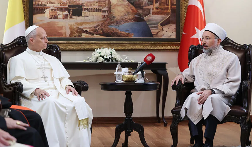 Papa 14. Leo Diyanet İşleri Başkanı Safi Arpaguş'u Ziyaret Etti: İlk Yurt Dışı Seyahati Türkiye'ye
