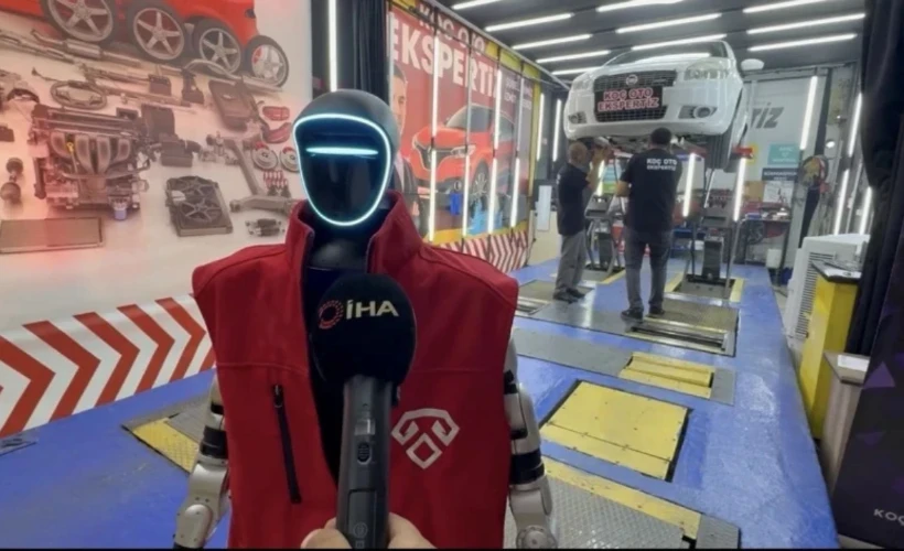 Sanayide ara&ccedil; kontrol ediyor, &Ccedil;ay ikram ediyor: Robot Ko&ccedil; g&ouml;renleri şaşırtıyor