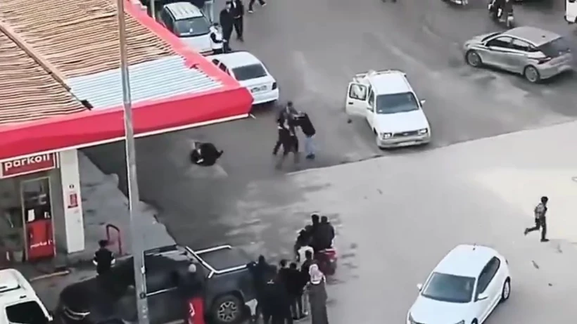 Şanlıurfa Ak&ccedil;akale&rsquo;de Husumetli Gruplar Yeniden Karşı Karşıya: Toplam 11 Yaralı! Taş, Sopa ve K&uuml;rekler Havada U&ccedil;uştu