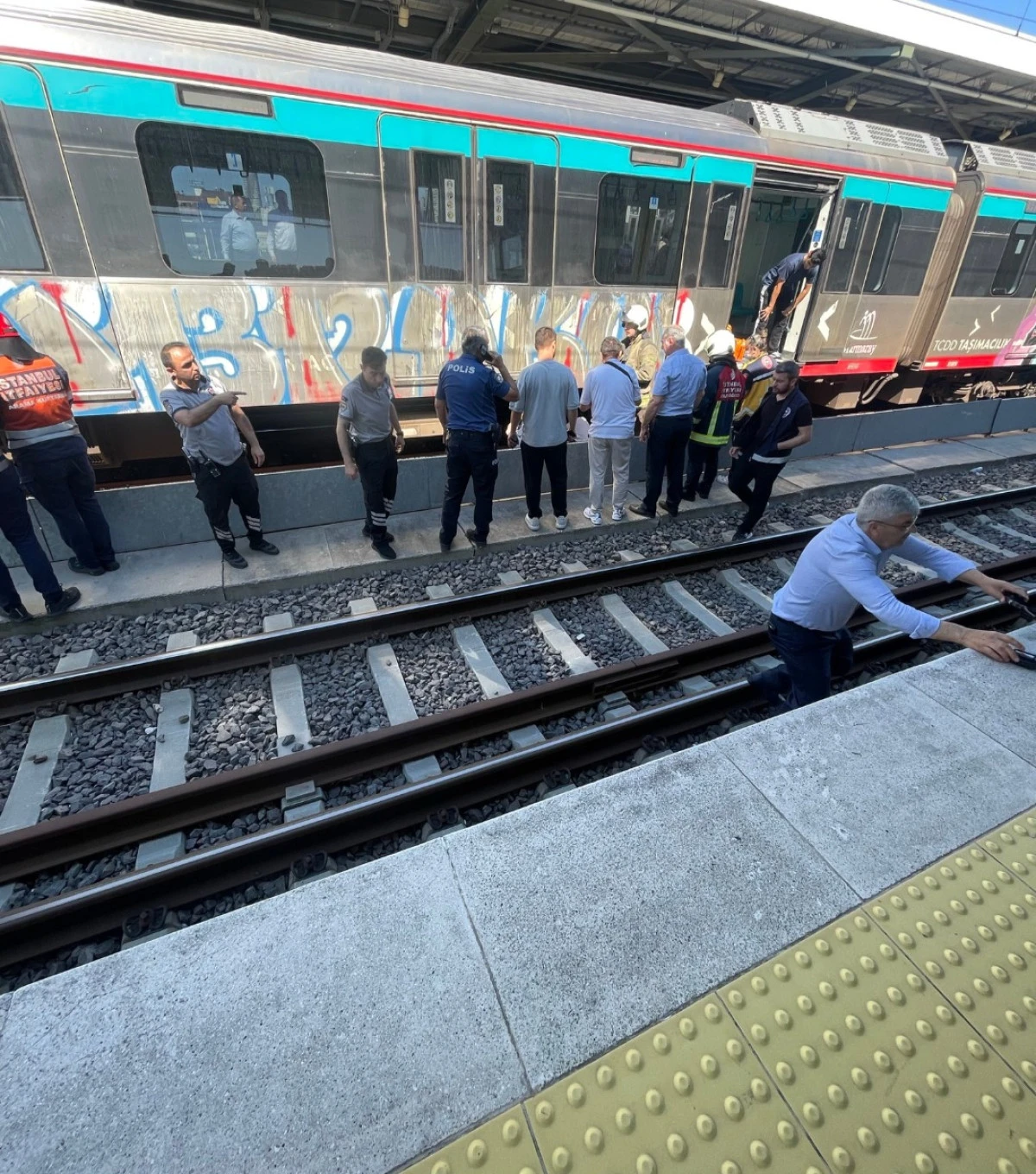 SON DAKİKA | Marmaray S&ouml;ğ&uuml;tl&uuml;&ccedil;eşme İstasyonu'nda &uuml;z&uuml;c&uuml; olay: Seferlerde gecikme yaşanıyor
